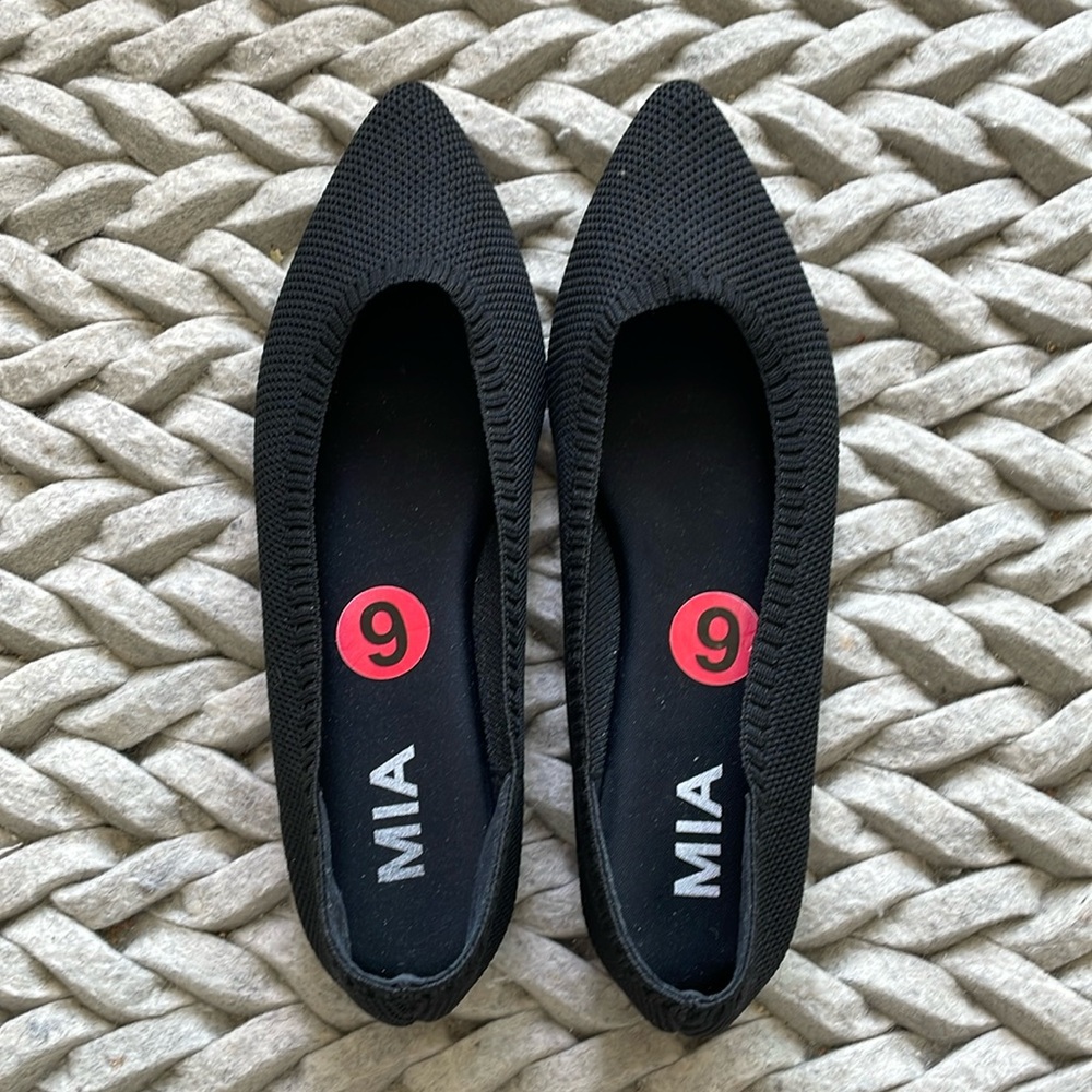 Black pointy toe shoe